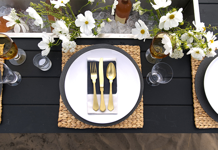 Linen-Napkin-Rose-Gold-Flatware-white-flower-summer-placesetting