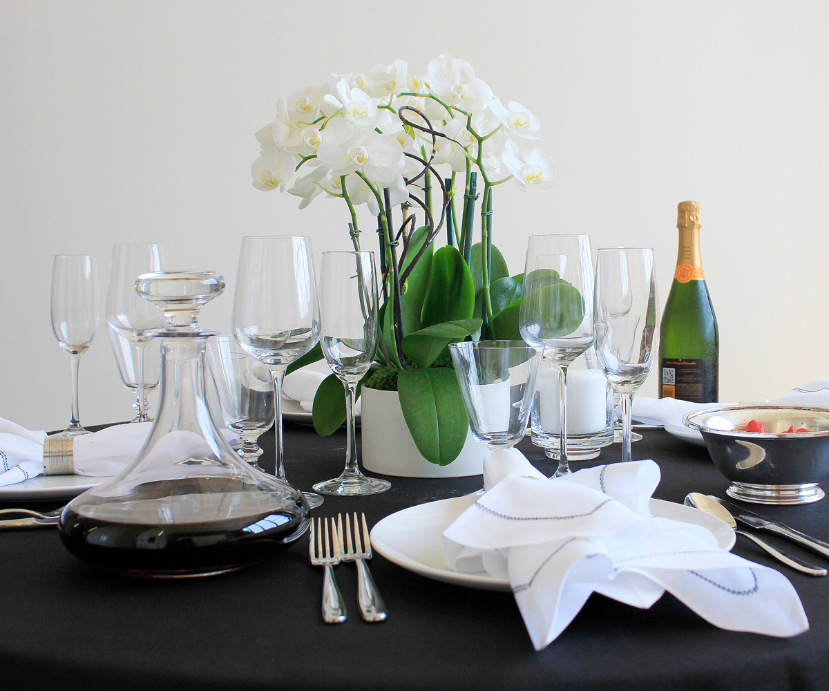 black and white elegant tablescape table setting tablecloth napkin 